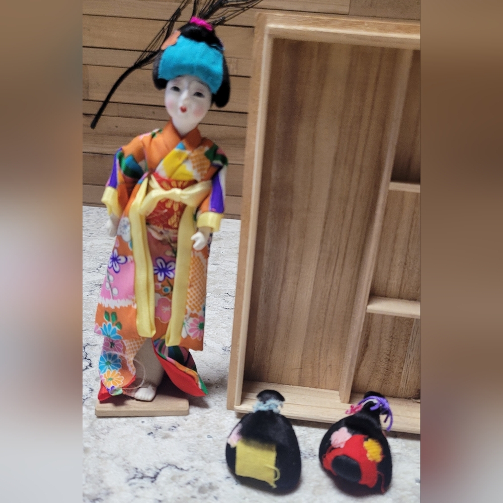 Vintage Katsuraningyo Japanese Doll with Wigs - Picture 2 of 6